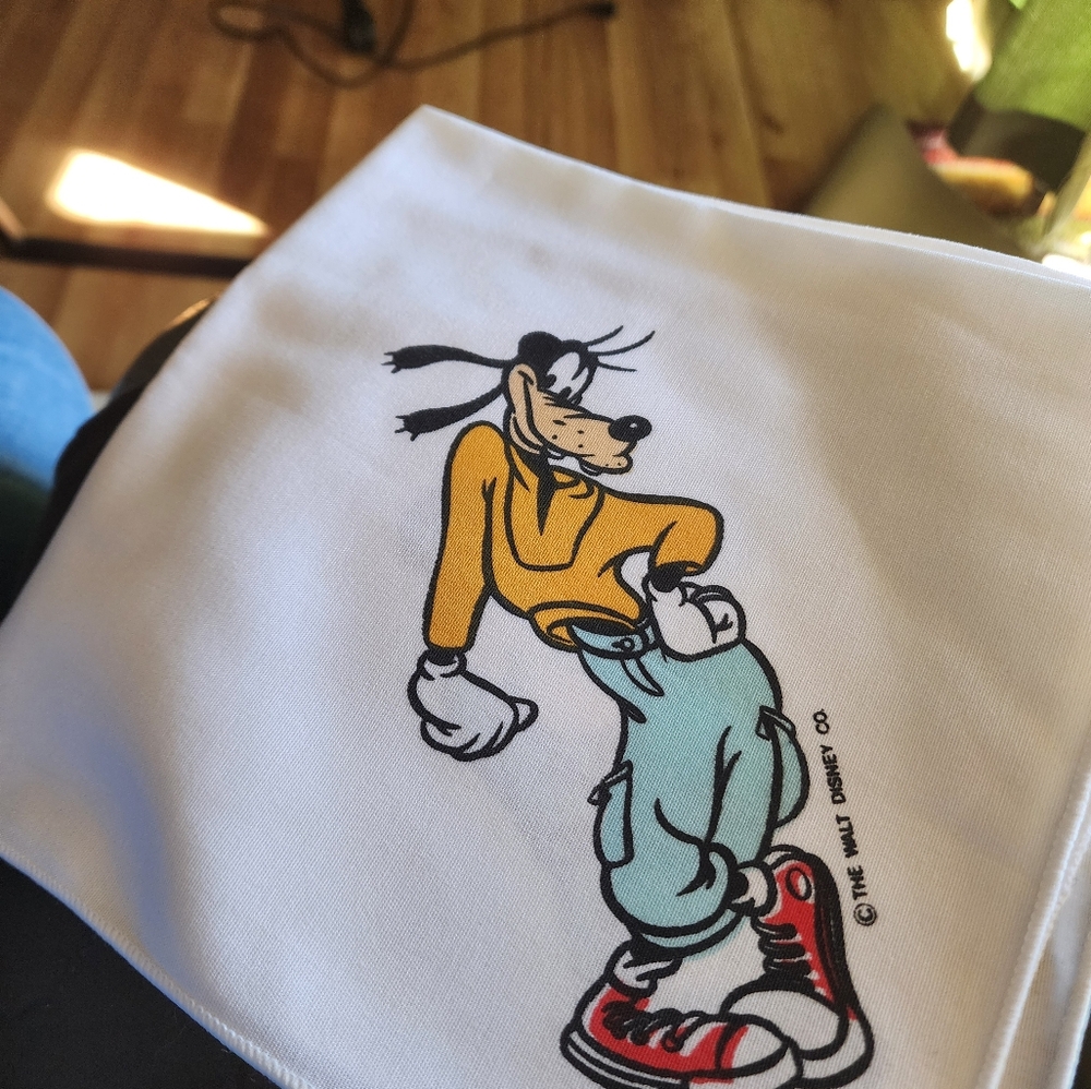 DISNEY NWOT MICKEY MINNIE GOOFY DONALD CLOTH LINEN NAPKINS SET OF 3